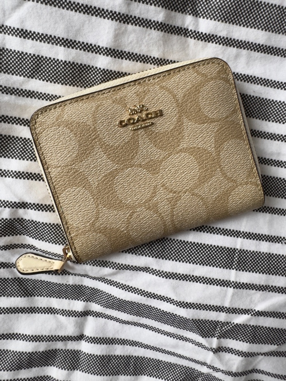 Coach Signature Small Zip Around Wallet